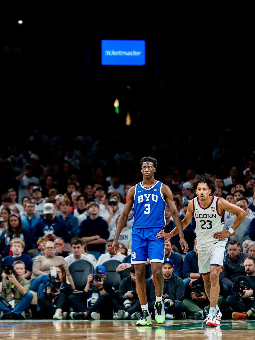 站在凯尔特人主场球馆之上的波士顿本地新星迪班查☘️