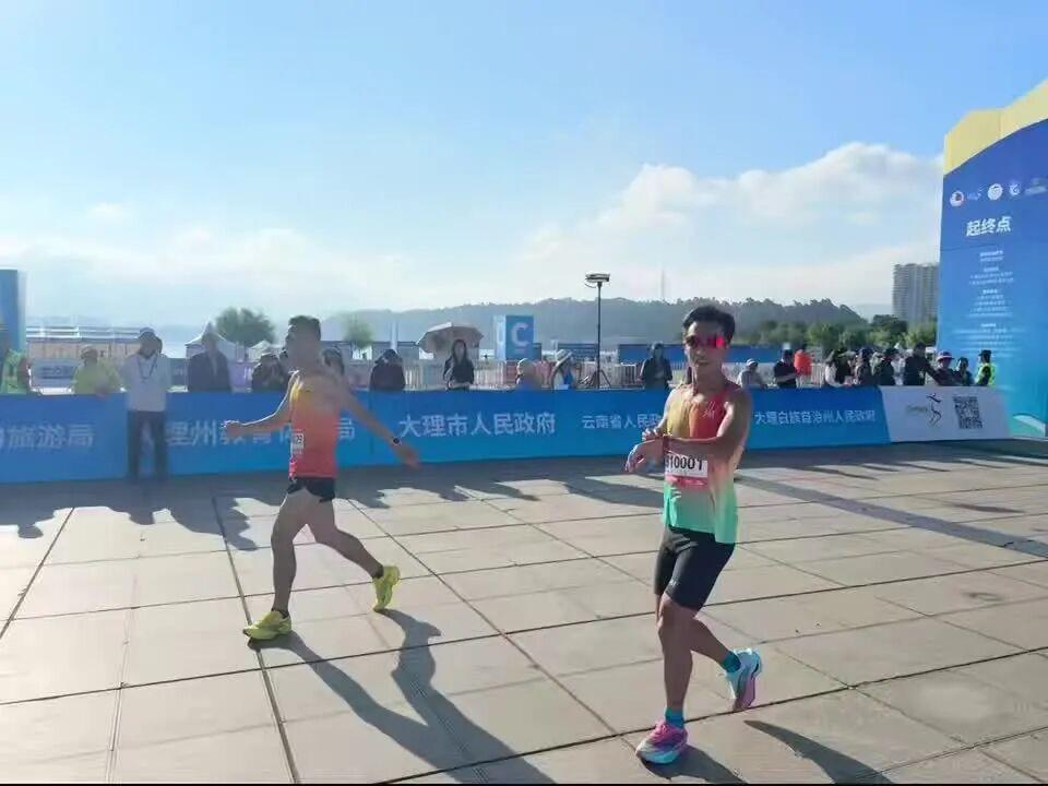 跑圈劳模管油胜，继续背靠背征战！
 
刚在神农架越野拼到体力透支、艰难夺冠，
隔