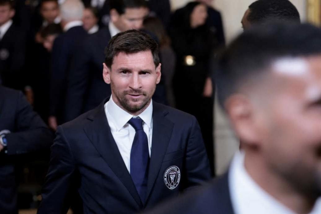 球王梅西MV里当“外卖小哥”？德保罗未婚妻新歌，梅西抱着冰袋上门踢球！
梅西又有