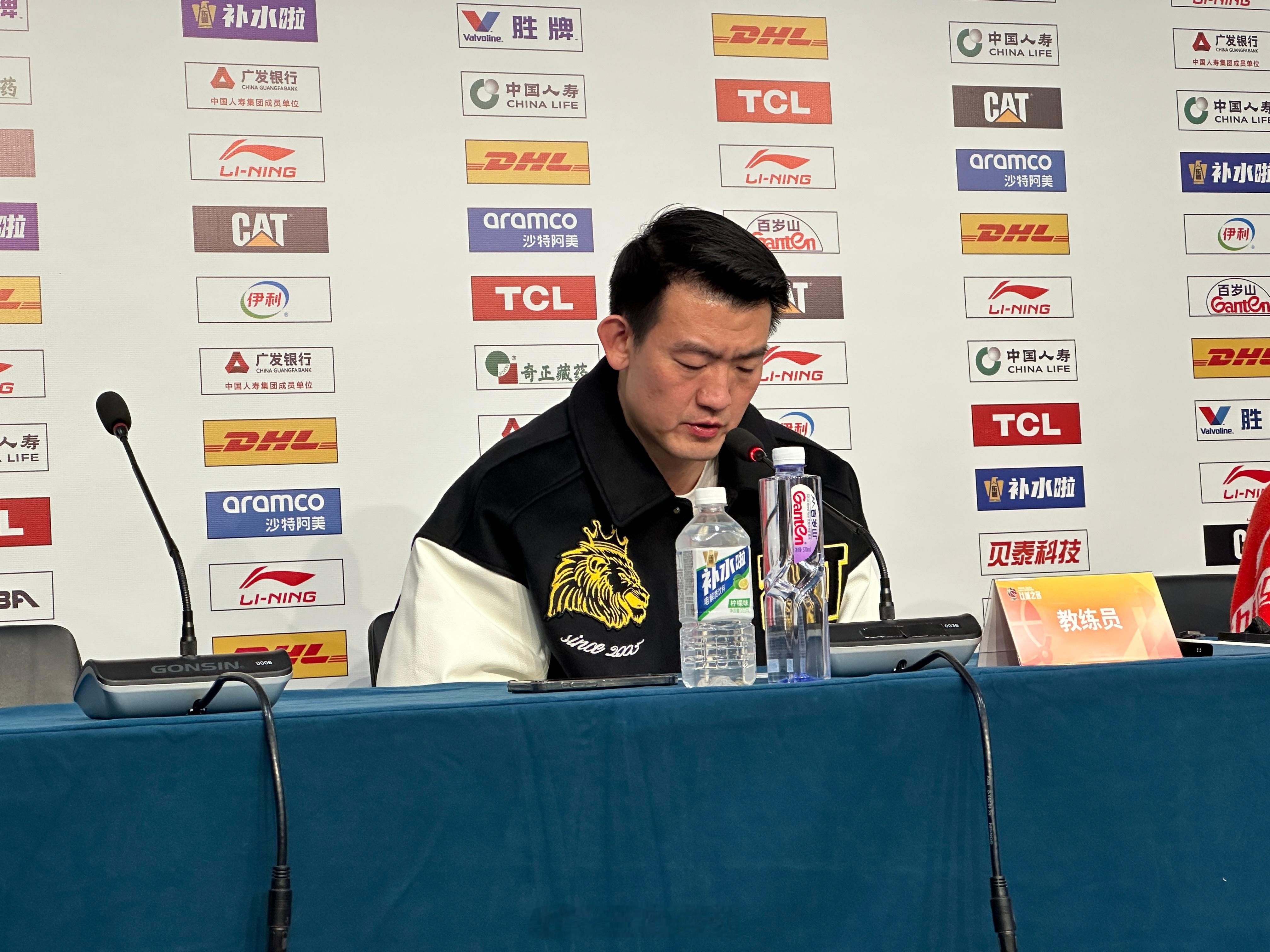 广厦男篮vs北京男篮 广厦再赢首钢，王博指导赛后总结，有句话很霸气：我相信我们的