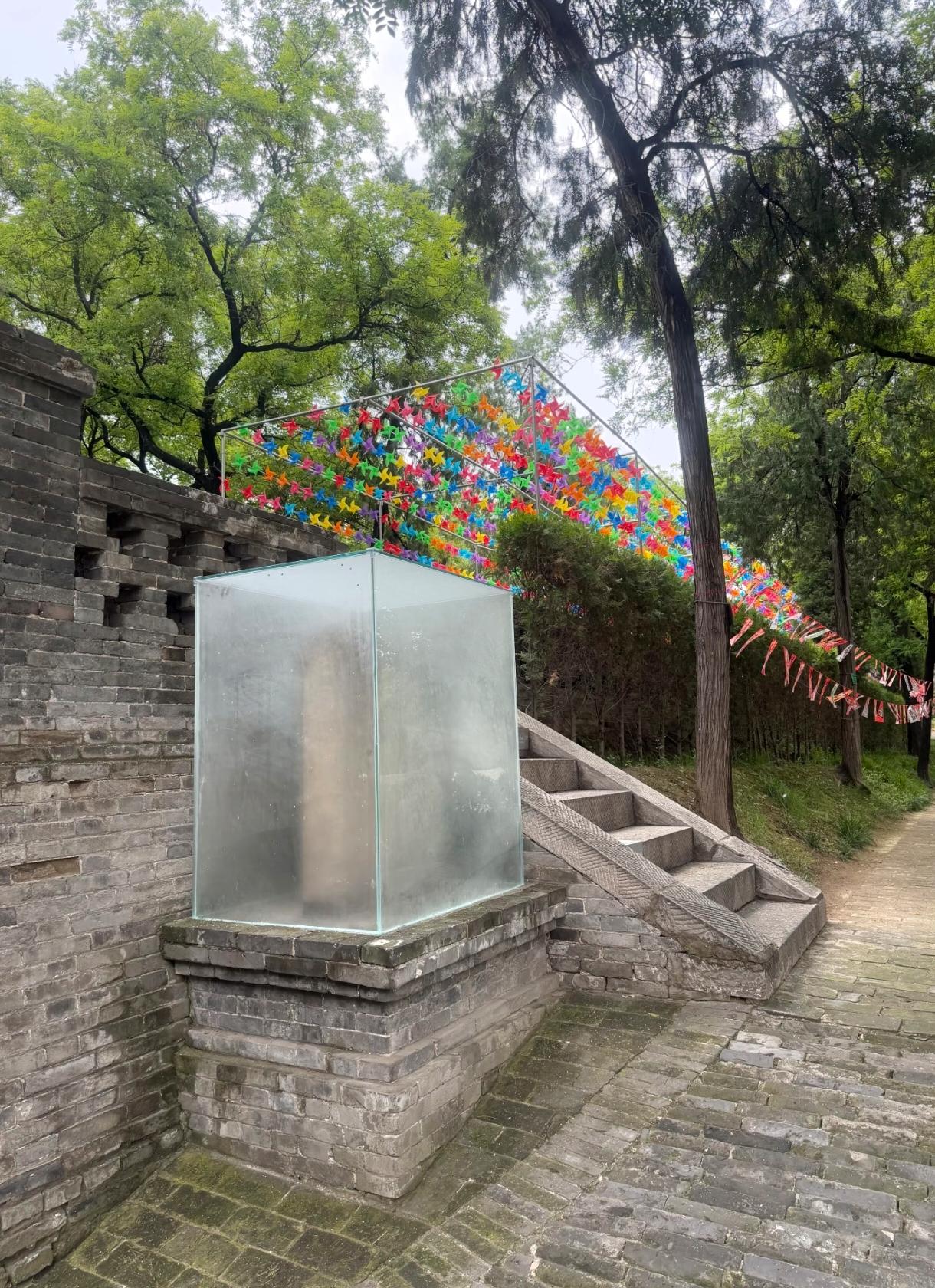 什么情况，石碑怎么罩起来干啥？变成蒸箱了，纯破坏，中国式文物保护。本来放那几百年