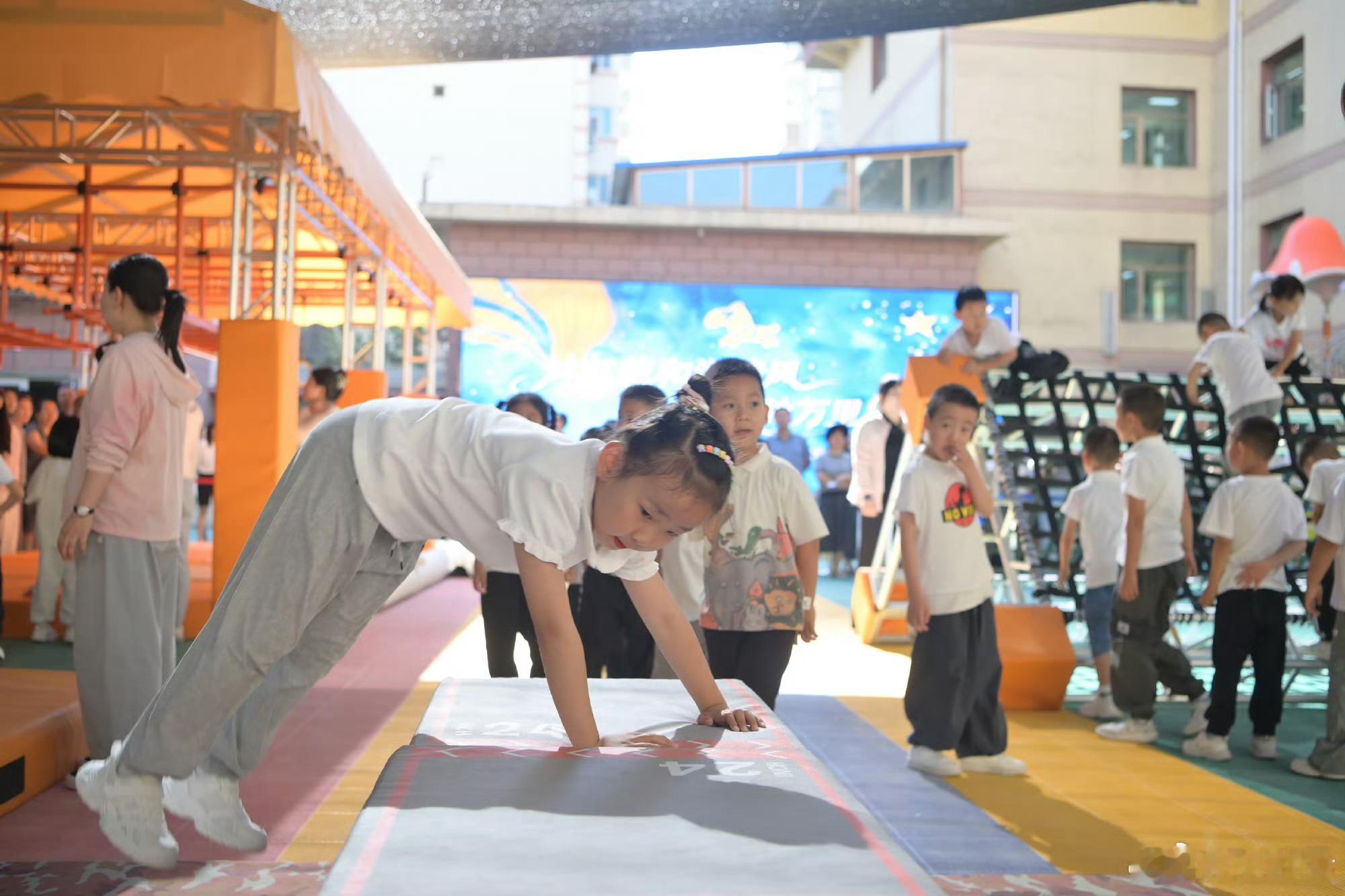 盛夏不散场，童年有回响 兰州何家庄幼儿园2026毕业季 7月7日下午，阳光正好，