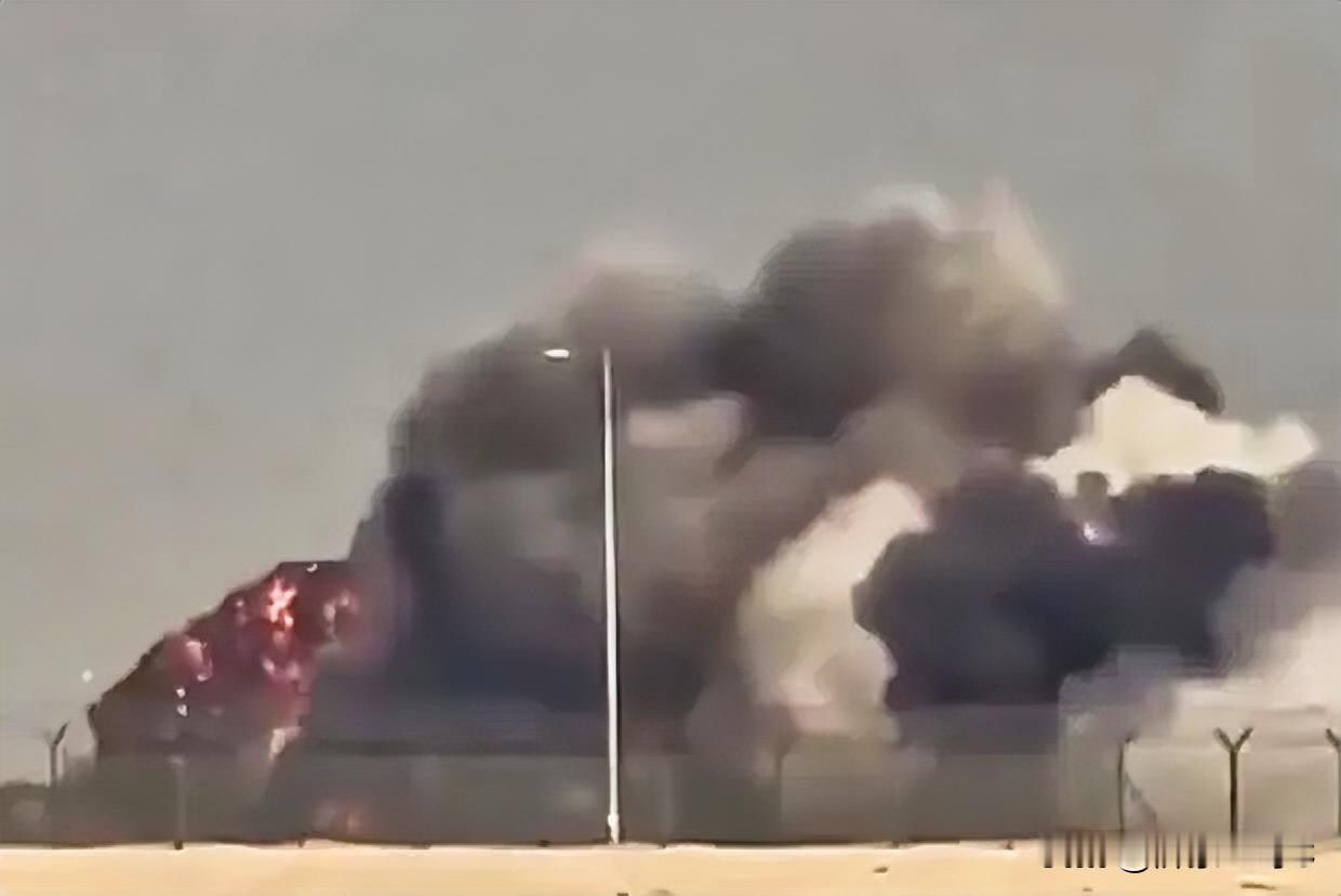 2025.11.21日印度总理莫迪引以为豪的国产战机“光辉”在迪拜航展表演时坠毁