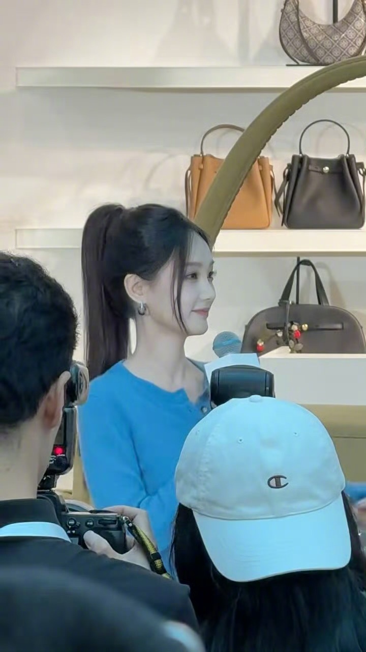 李一桐美疯了李一桐状态稳的离谱线下活动生图直出依旧能打！高马尾搭配蓝色针织衫，小