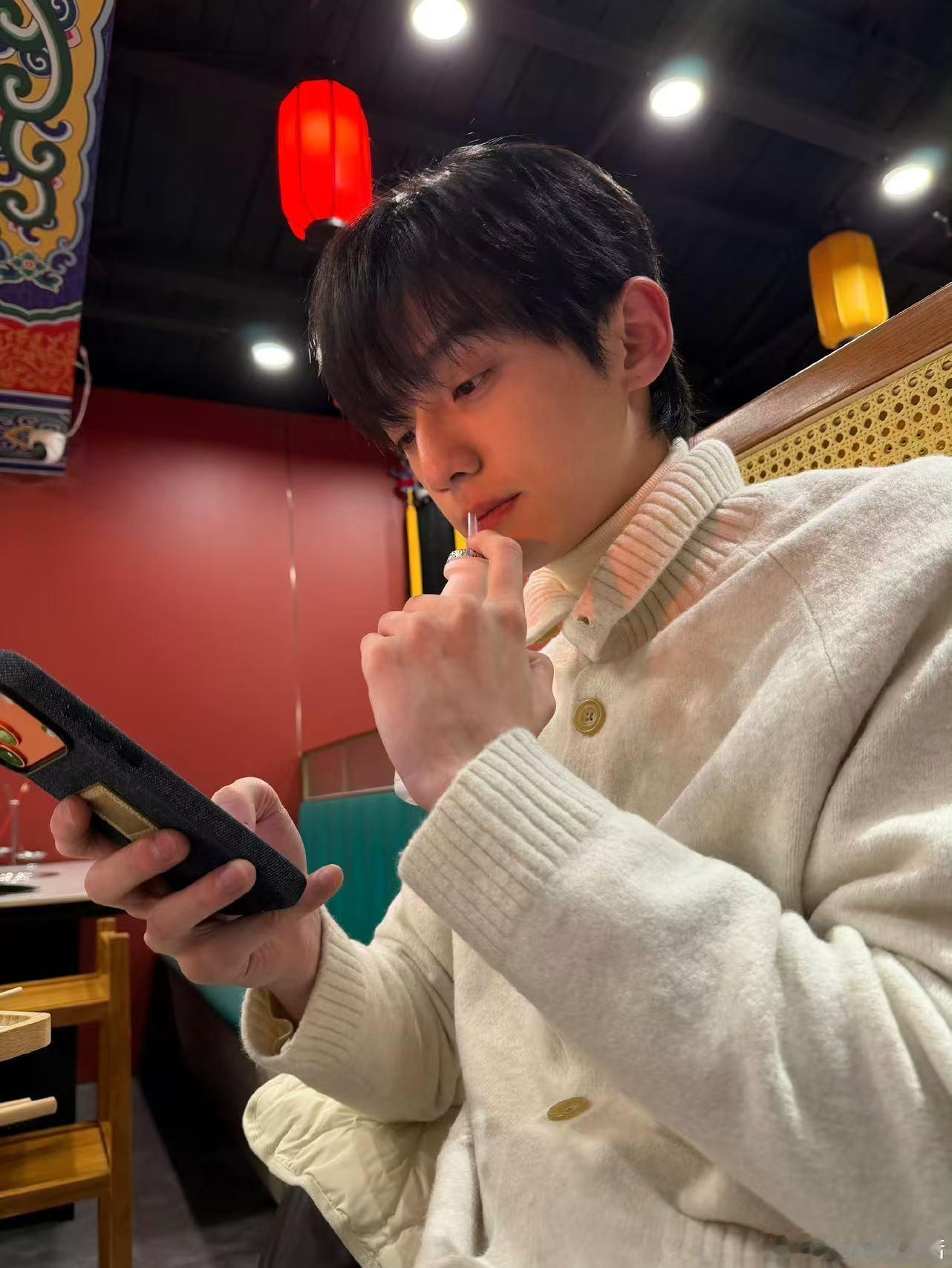 赖伟明被鱼腥草茶攻击了不想睡的星期五戏好多 没有刻意演出来的效果，全是本能的真实