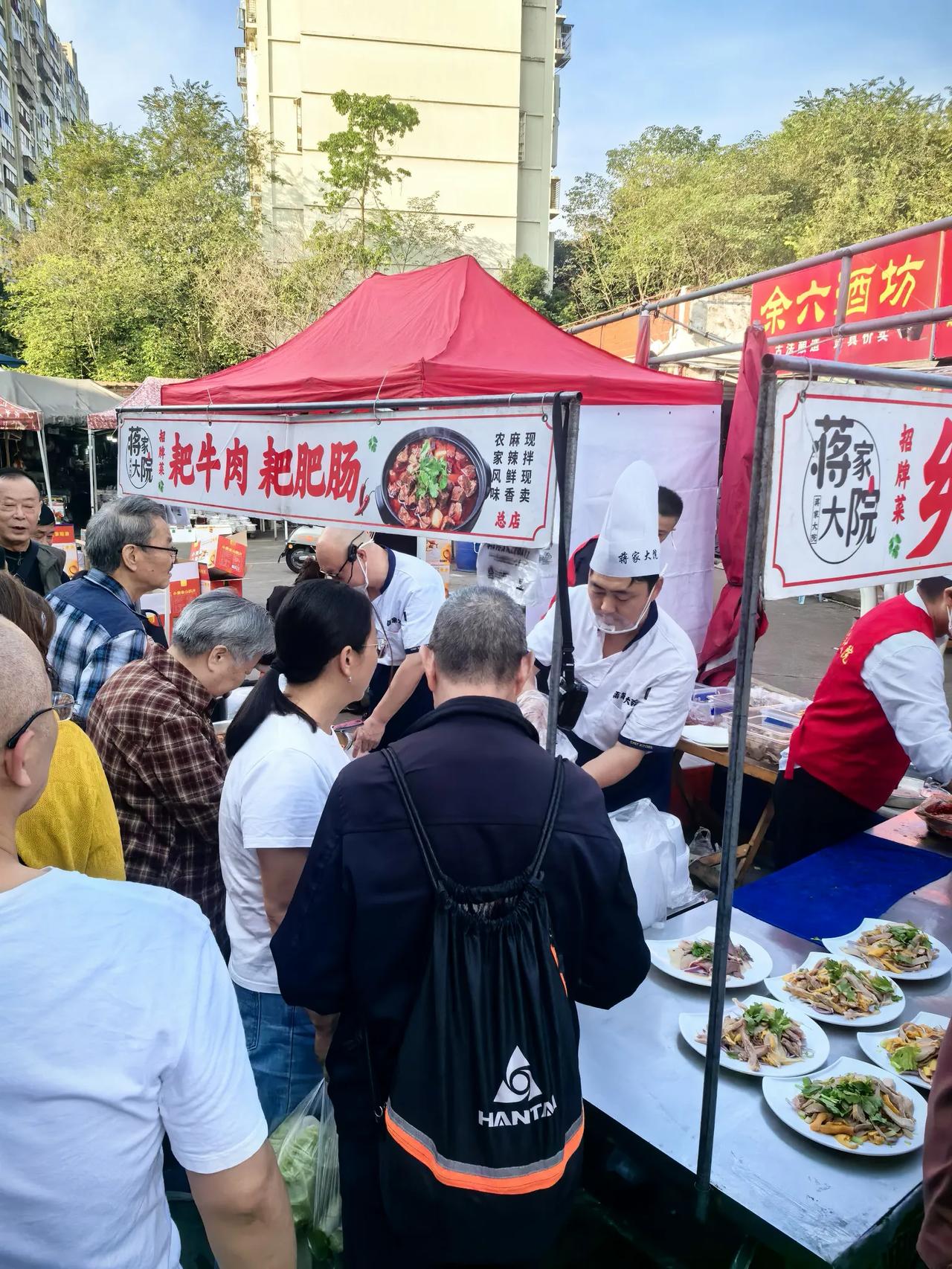 国庆节，成都东门上的一农贸市场，来了个自称是新津农家乐饭店的厨师团队，统一穿厨师