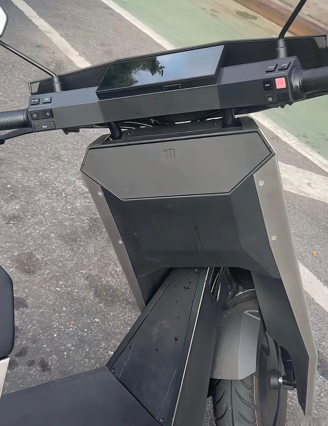 这是啥牌子的电动车？一颗螺丝都没有，偷电池的都不知道怎么下手了 ​​​