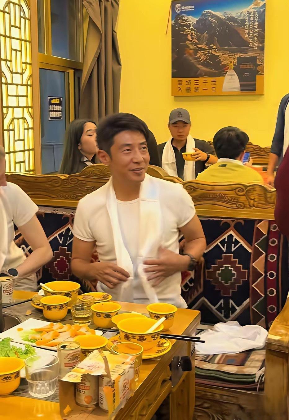 撒贝宁李白夫妇打卡拉萨藏餐，哈达加身，沉浸式体验藏地民俗。 