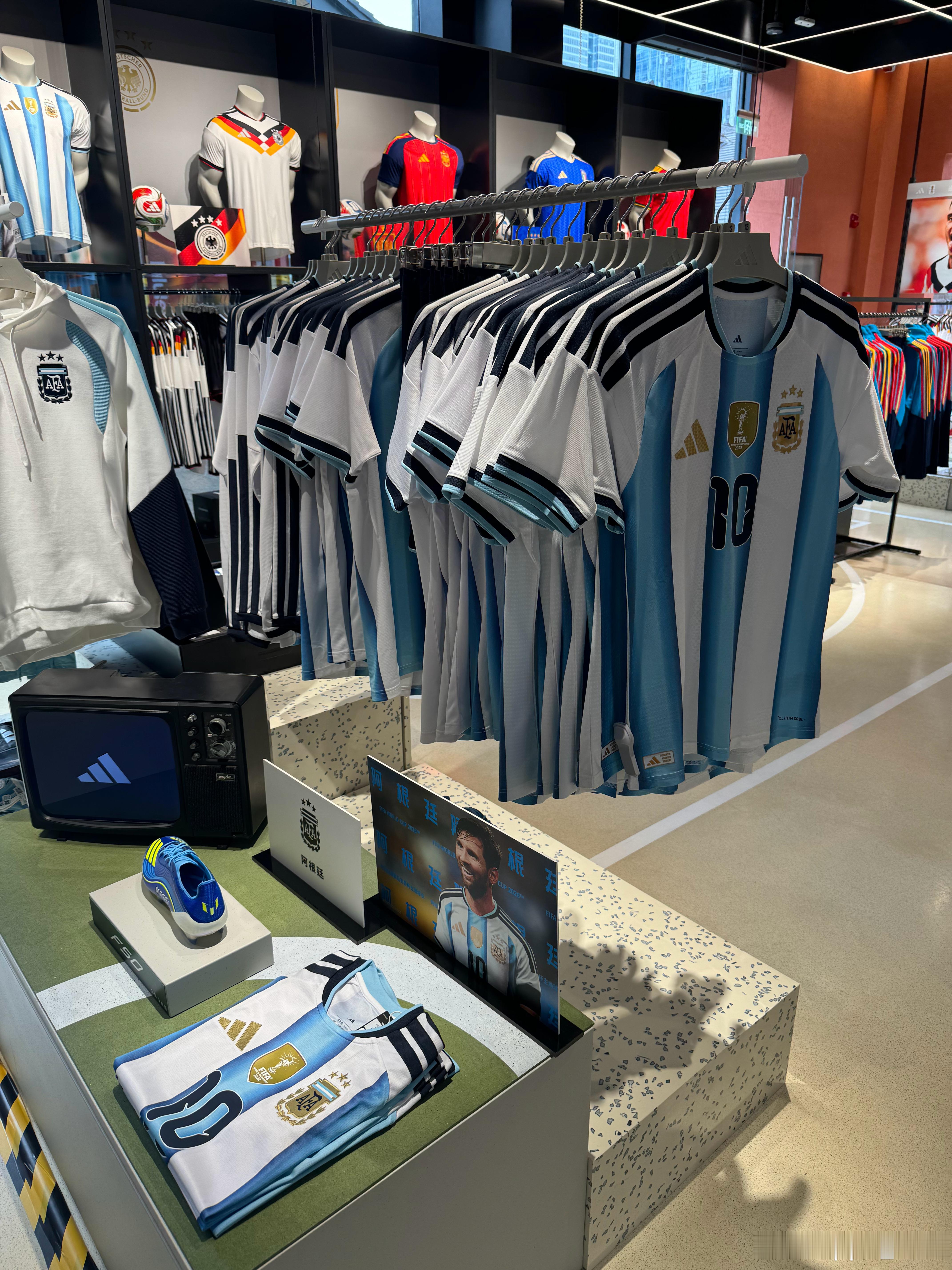 现在看到这些兴趣都不大了，可能是老了。 and 昨天2000块钱出了球员版202