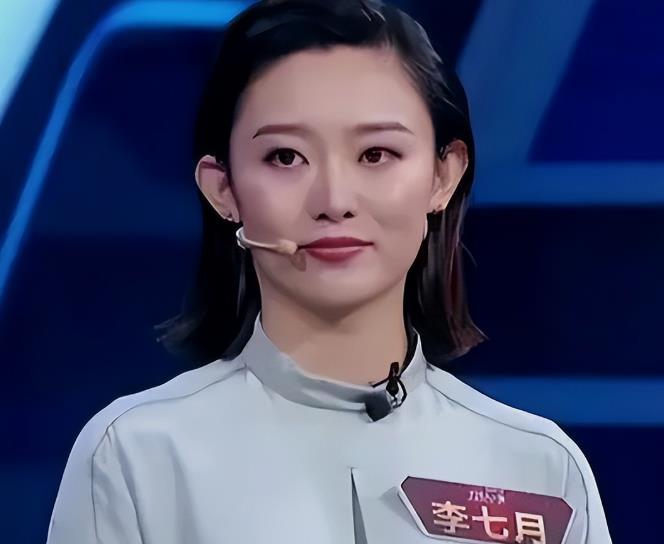 很为七月鸣不平，挺优秀的主持人，大气、端庄、不做作，接地气，为什么不被重用？
 