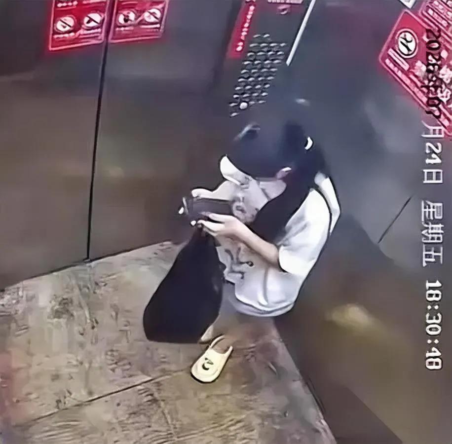 仙桃电梯冲突

我真看懵了

凭啥老实人挨揍就只能硬扛啊？

就因为小孩堵着电梯