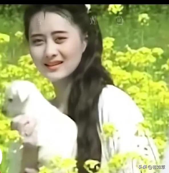 陈德容的美，曾惊艳了一个时代。她14岁出道，15岁出演《国中女生》便一夜成名，引