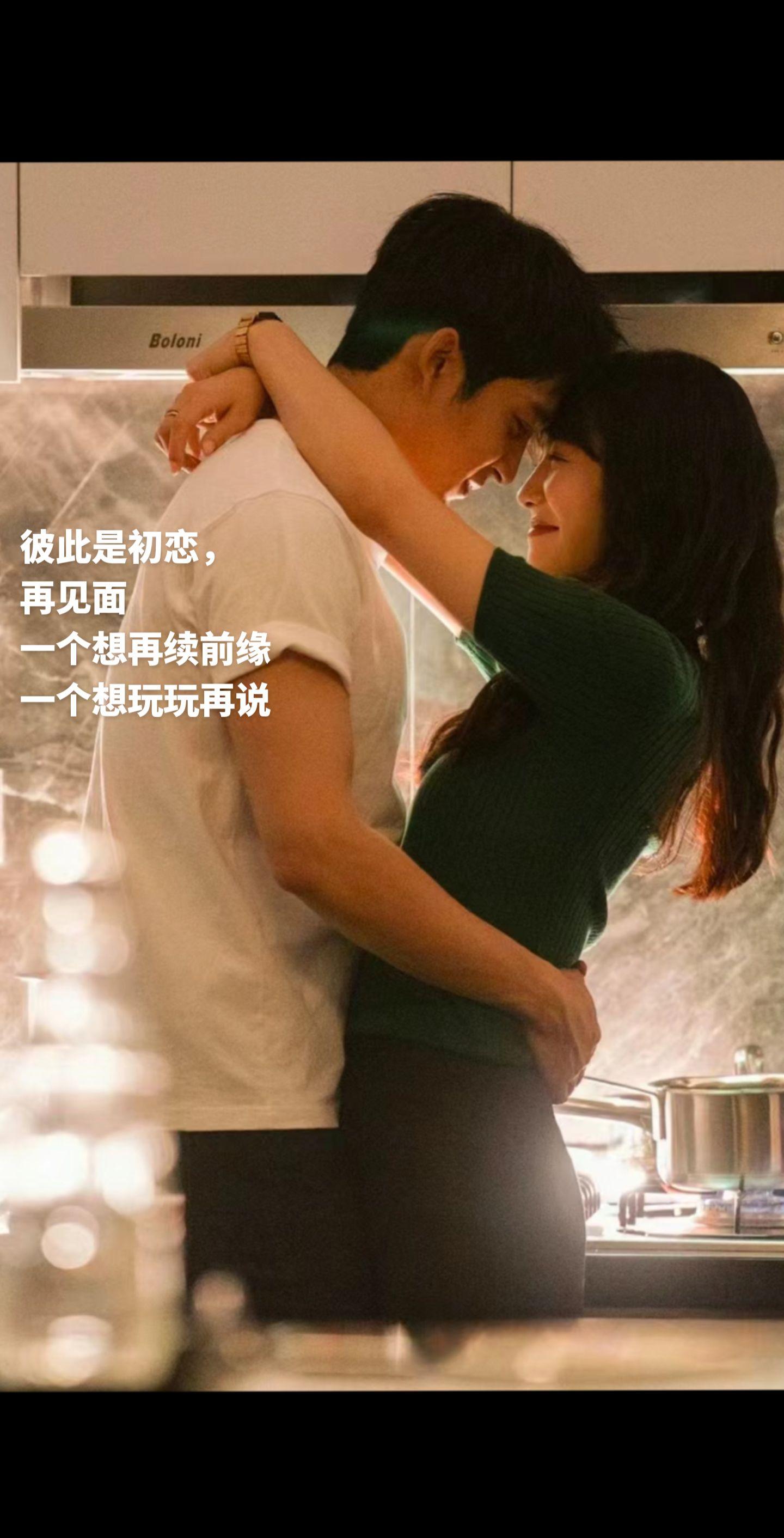 《烂熟》，楚芝名牌大学毕业后去北上广游历一圈，见识过各大厂落地窗凌晨四五点钟的灯光，如今为了照顾身体状况堪忧的父母退回到二线老家。
到家第一天，就被众亲戚保媒拉纤相男人：芝芝这孩子哪儿都好，就一样不好，快三十了还不结婚。
楚芝大孝女，让相亲就相亲，只不过她好歹top大学研究生，就算年龄大点也不必给她介绍什么网吧小老板吧？
直到在饭店见到正主了，才发现这个哥哥眼熟得很。
媒人叽里呱啦地夸，楚芝却只能听见十八岁夏天的风声从耳边刮过。
那年程岛可没少诓着她翘掉晚自习，跟他去网吧后面的小胡同！
程岛看楚芝摸耳钉的小动作，就知道她对自己这个相亲对象挺满意，起码是对他没长走样的外形很满意。
相亲局散，他家楼下，他礼貌邀请：“上楼坐坐？”
楚芝低着头不好意思：“哪个做啊？”
程岛笑了，捏着她的脖子提溜小猫一样带上楼：“都行。”
熟男熟女老熟人，有些旧情烂熟于心。
