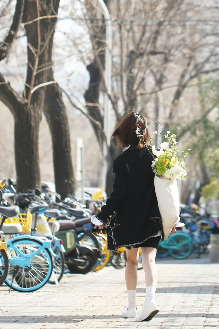 谢楠发芒果跳刀马 她真的在认真回应每一份喜欢，头顶比心、刀马刀马，连新招式都学得
