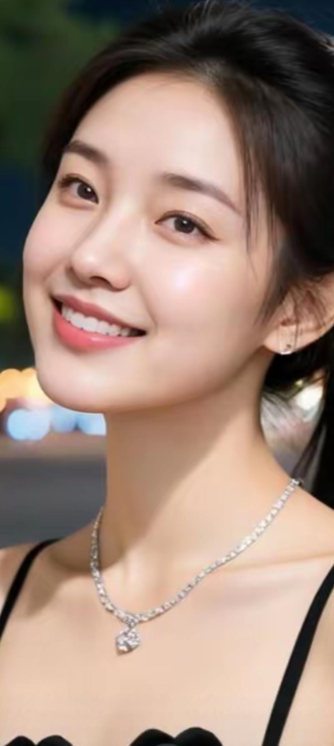 ✨微笑的魅力✨ 夜晚的灯光下，闪耀的项链与你的笑容相映成趣。