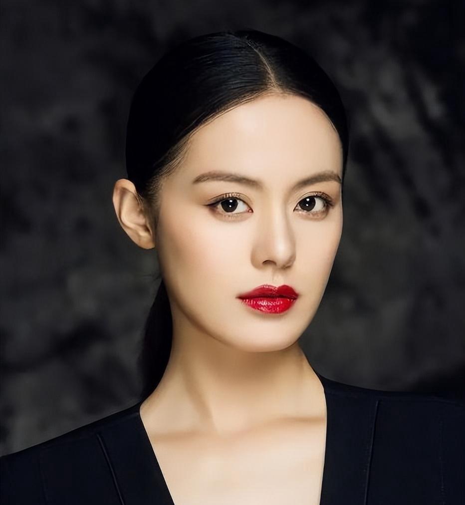 她长得算很漂亮了，演技也不错，演了50部电视剧，搭档很多都是实力派男演员。
《青