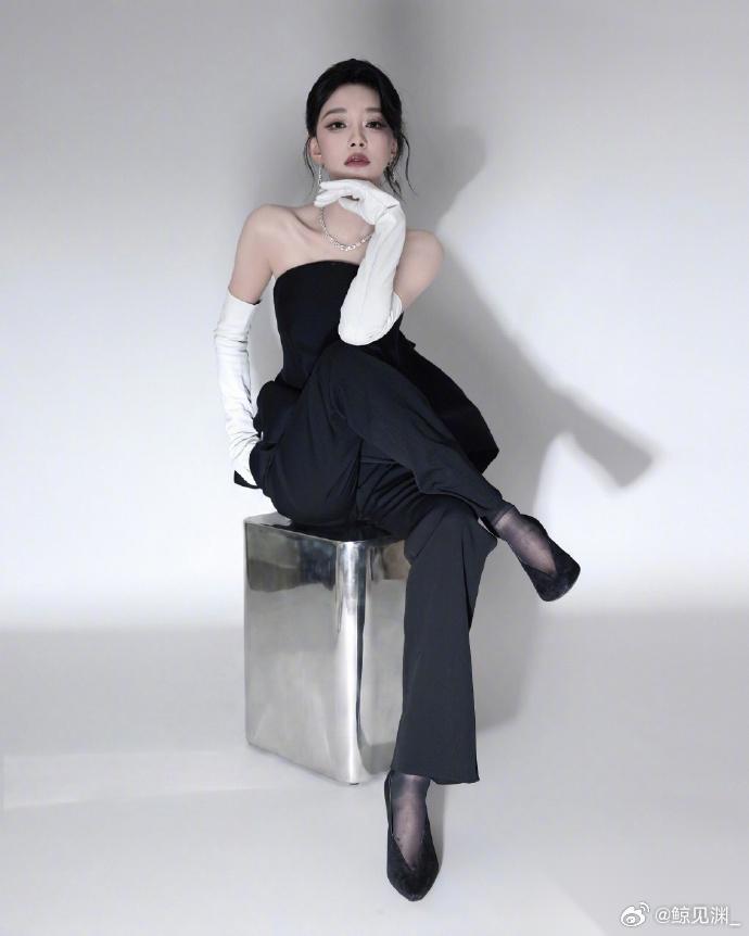 孙怡胸口现擦伤，引网友猜测，大露背真是绝了！ 孙怡身穿黑色抹胸裸背裤装亮相微博电