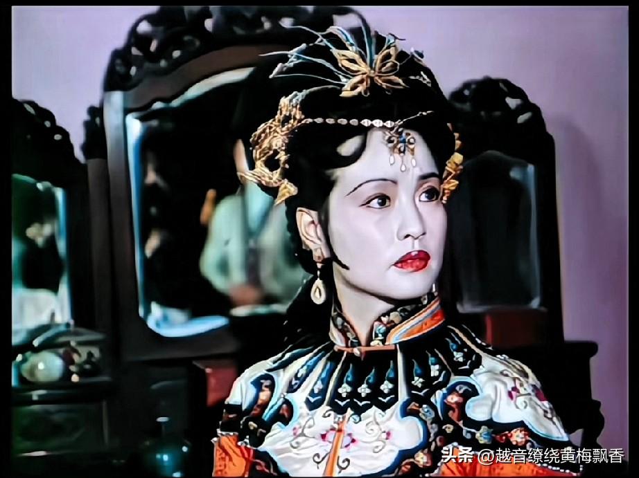 都说邓婕扮演的王熙凤是最经典的，但是刘晓庆的王熙凤也不错，刘晓庆的演技是毋庸置疑