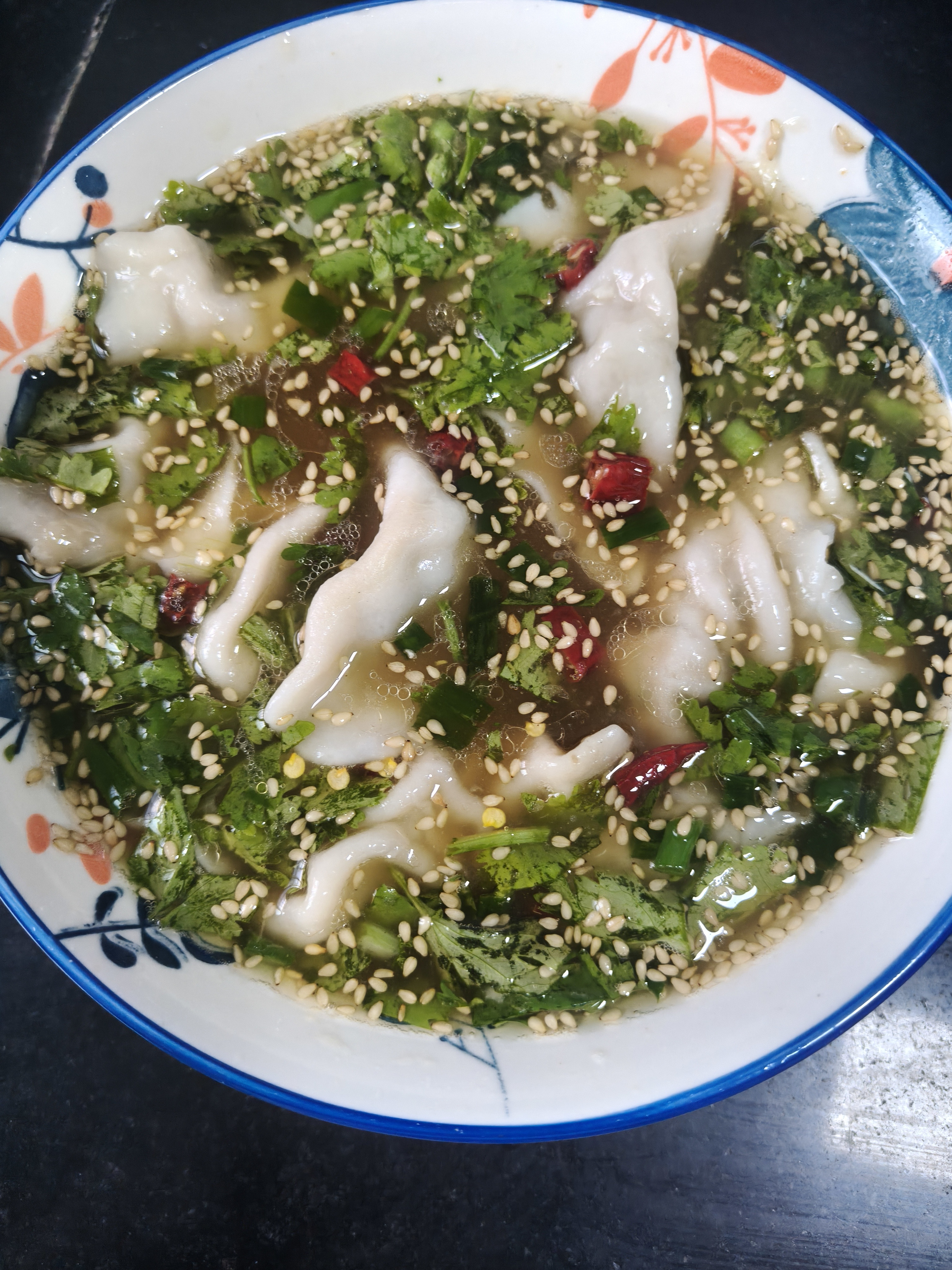 我做的酸汤水饺，家里没有辣椒面了，放辣椒面会更香。 