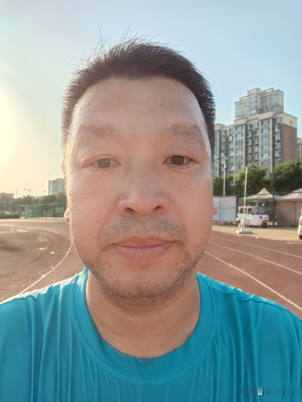 晨跑10公里，旅游两天，爬山累的膝盖疼，跑起来膝盖仍然隐隐作痛，只好慢跑适应。