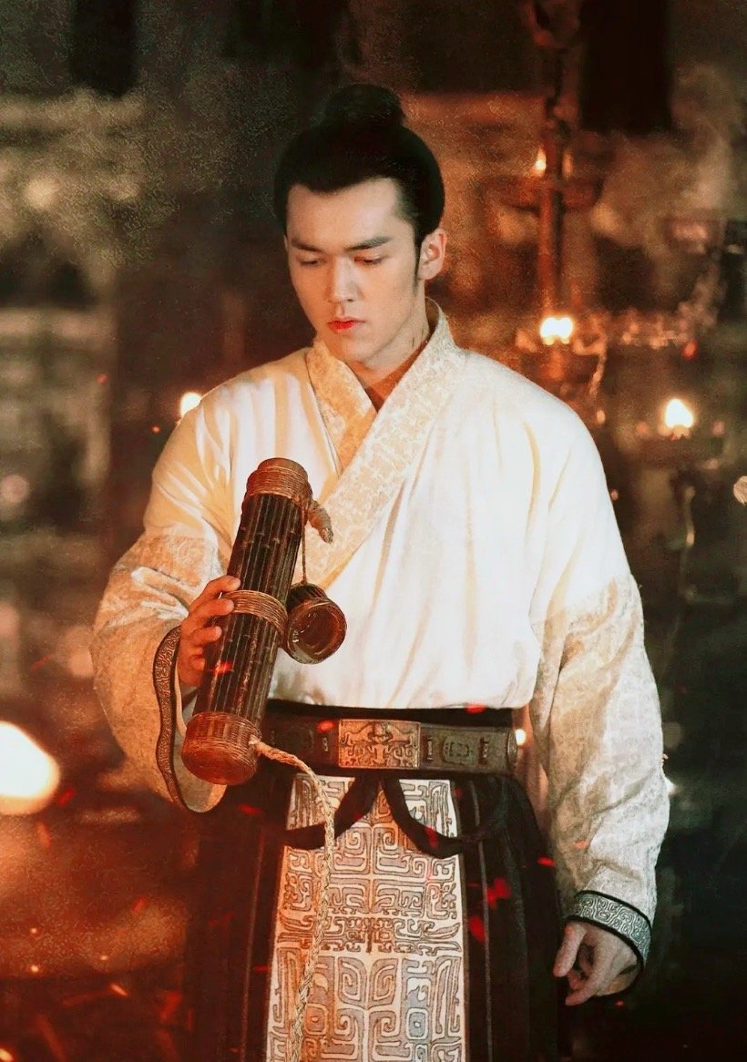 封神真的太会造星了，当初陈牧驰要是没被扒，《白日提灯》男主本来就是他的。那时候质