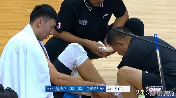 今晚CBA季前赛北京对阵广州的第二节，今夏加盟北京男篮的周琦遭遇意外伤病：他在从