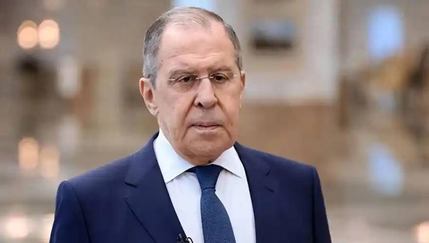 那个俄罗斯老头，拉夫罗夫，一句话就把天给聊透了。
 
他说，美国人怕我们，是因为