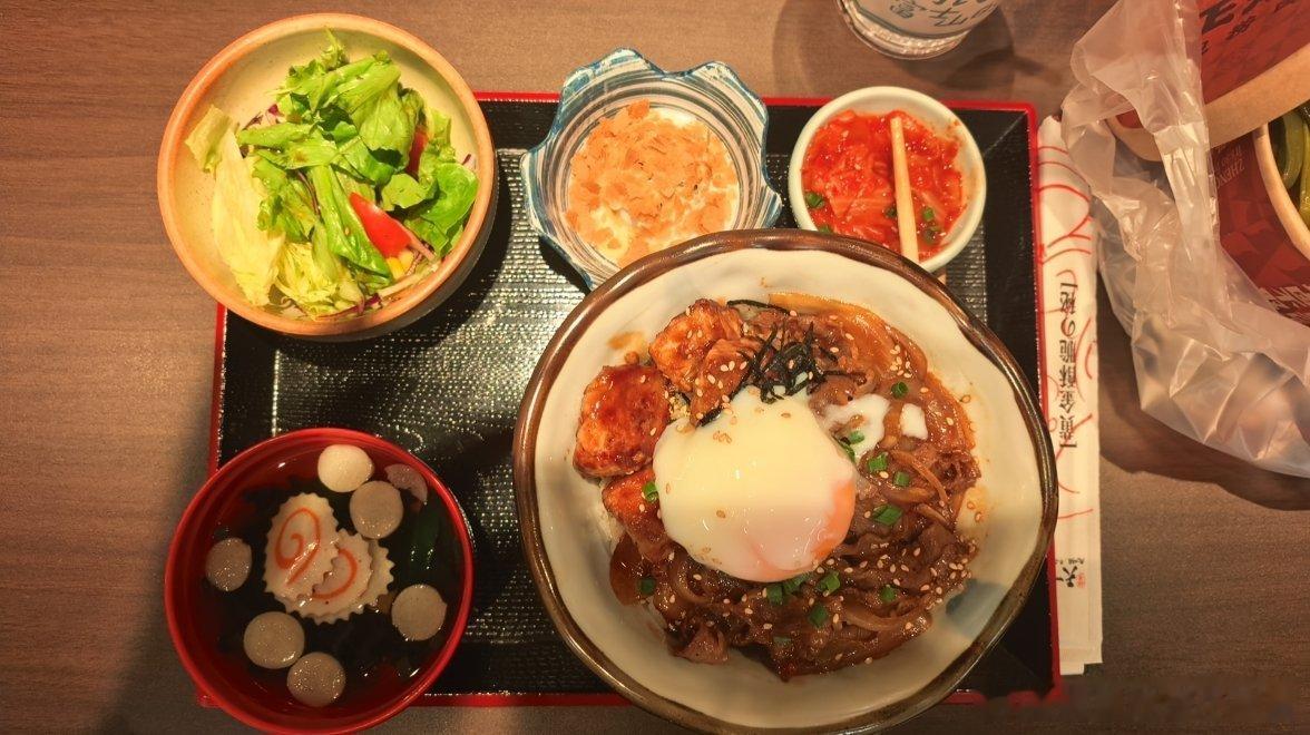 这款鹅肝牛排盖饭用料扎实，牛排鲜嫩多汁，鹅肝入口即化，搭配酱汁香浓不腻。米饭拌着