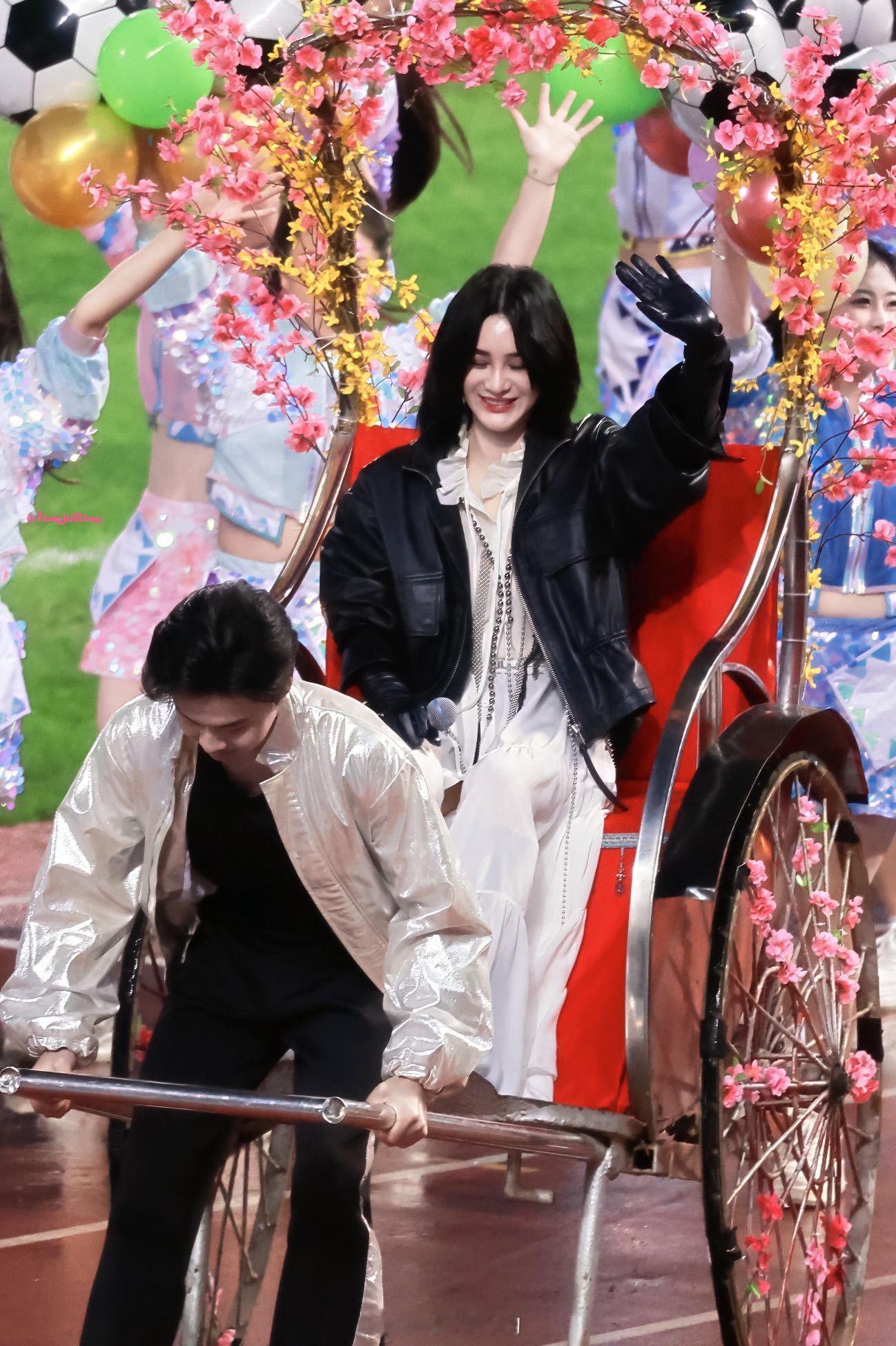 尚雯婕苏超坐人力车出场尚雯婕苏超献唱名场面火了！人力车进场社恐拉满，害羞模样超可