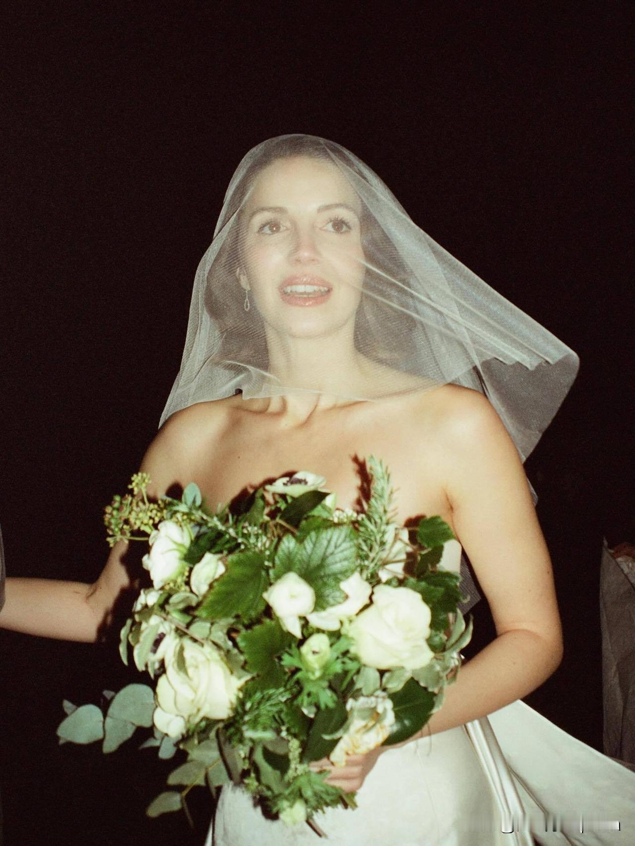 Ella Hunt这胶片婚礼照确实挺浪漫，古典美人的氛围拉满了，伴娘还是Dais