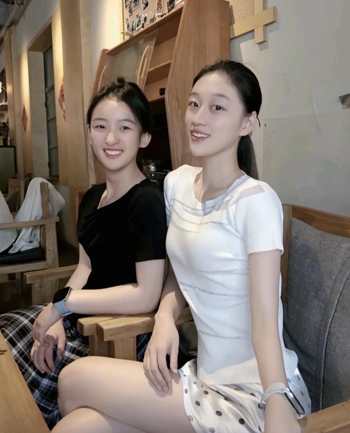 看看你的审美，白衣女孩和黑衣女孩，你觉得谁更好看？