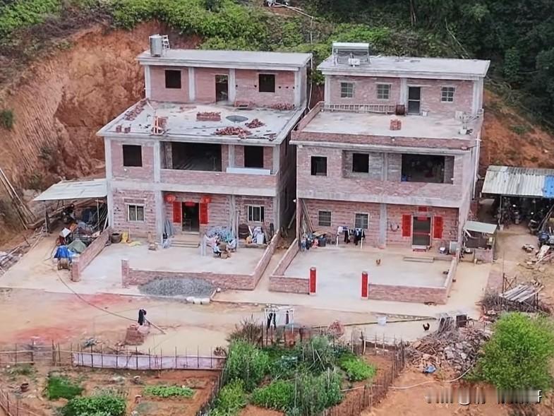 两兄弟的房子建在一起，还没装修就开始把院子建起来了，这样做的好处就是避免以后因为