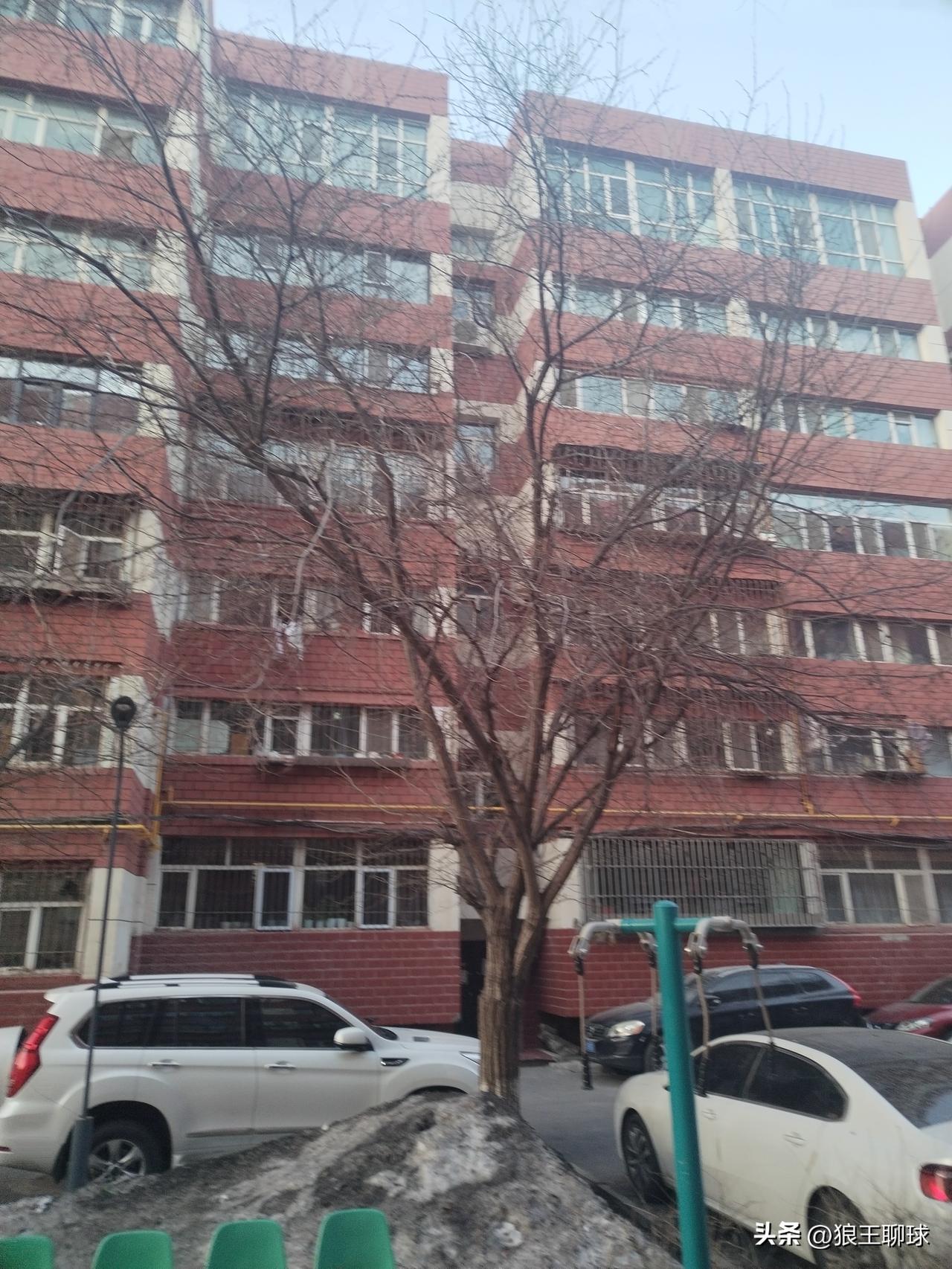 新疆乌鲁木齐市今日气温3-15度，已经可以穿夹克衫、单裤子了，但是地上还有积雪，