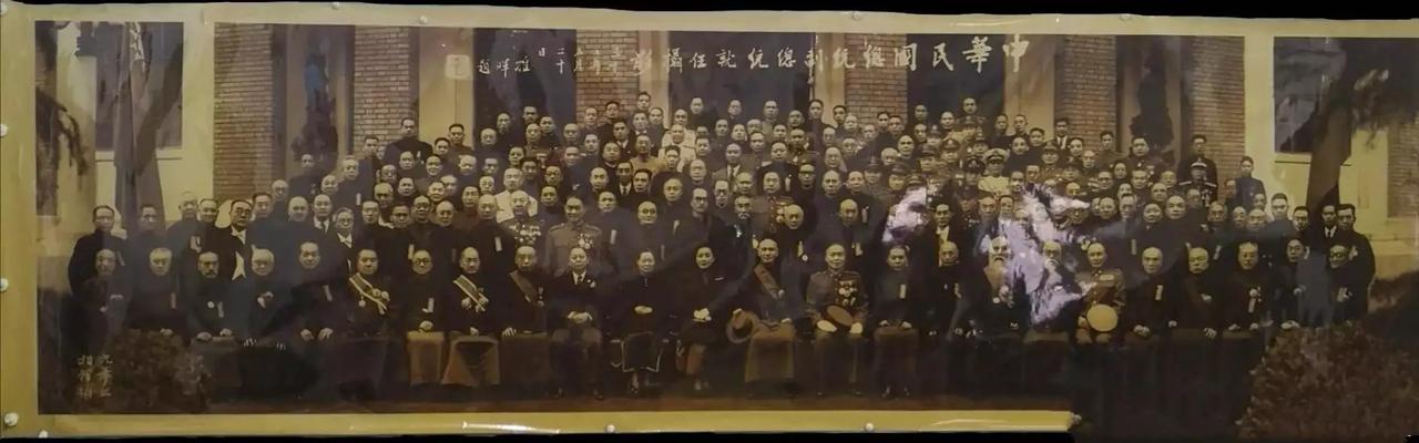 这是1948年5月20日，中华民国高级官员在南京市长江路上的国民大会堂门前，拍的