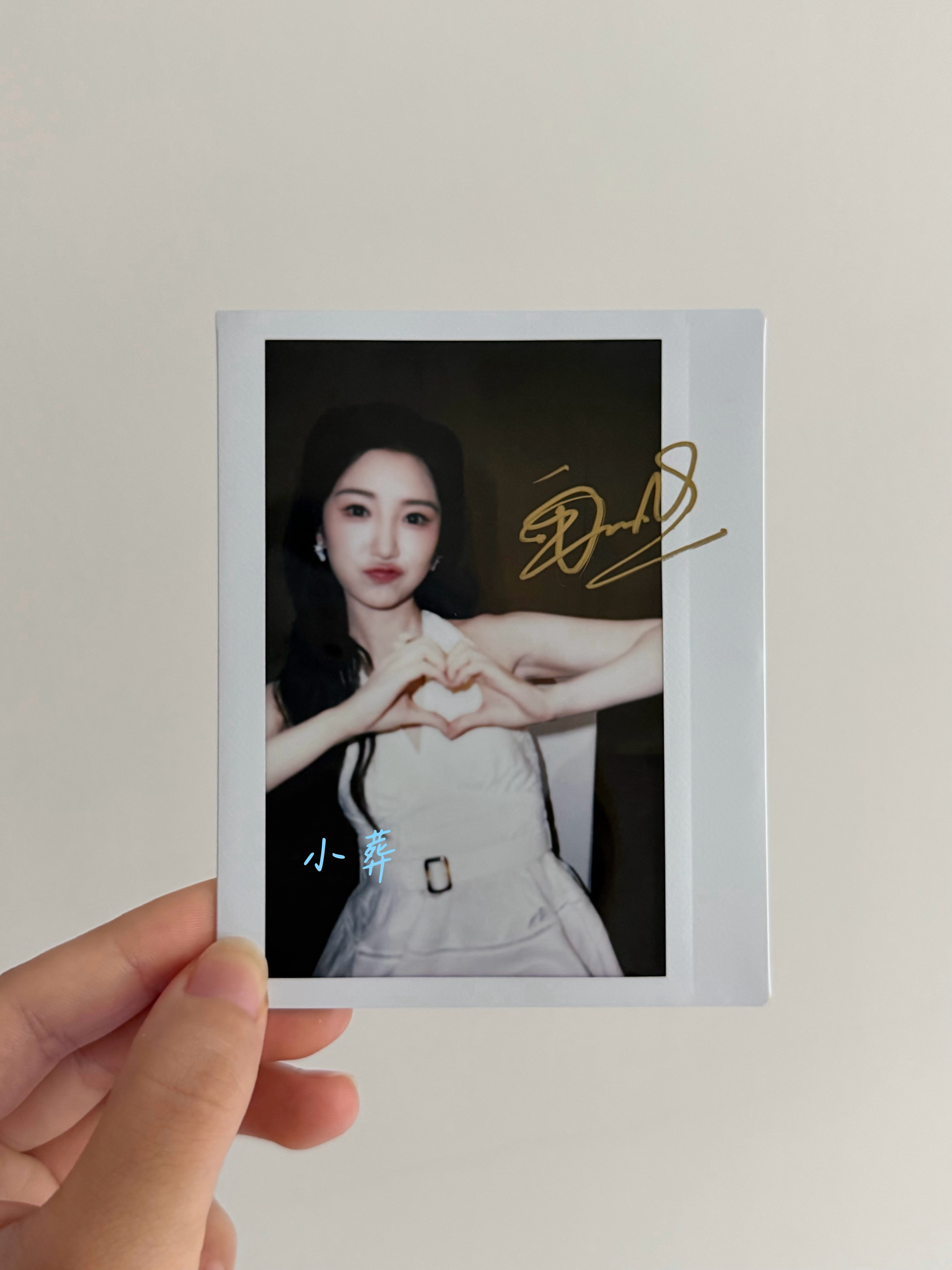 毛晓彤  7月的下半月是被姐和拍立得的比心甜蜜包裹🫶以及8月第一翻正缘来的😌