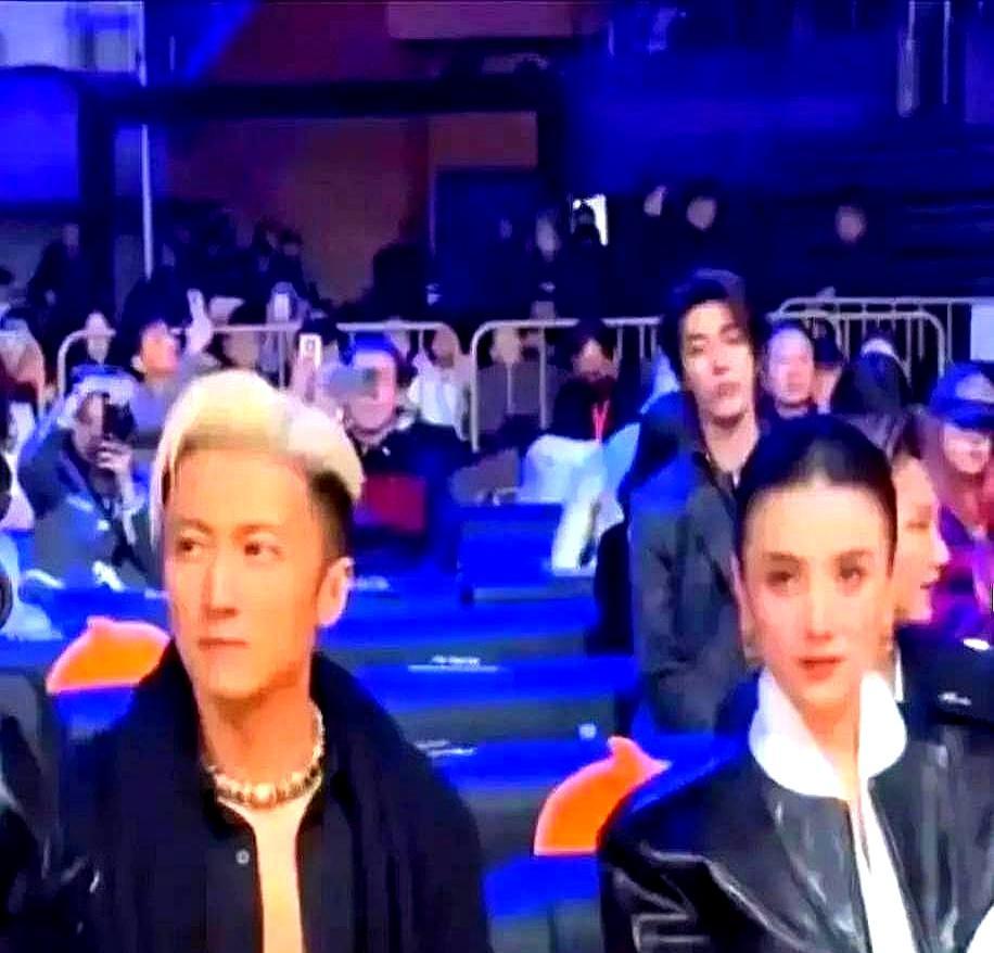 胳膊肘都快碰到了，谢霆锋和宋佳，愣是装不认识。
 
谢霆锋硬是把头扭向一边，盯着