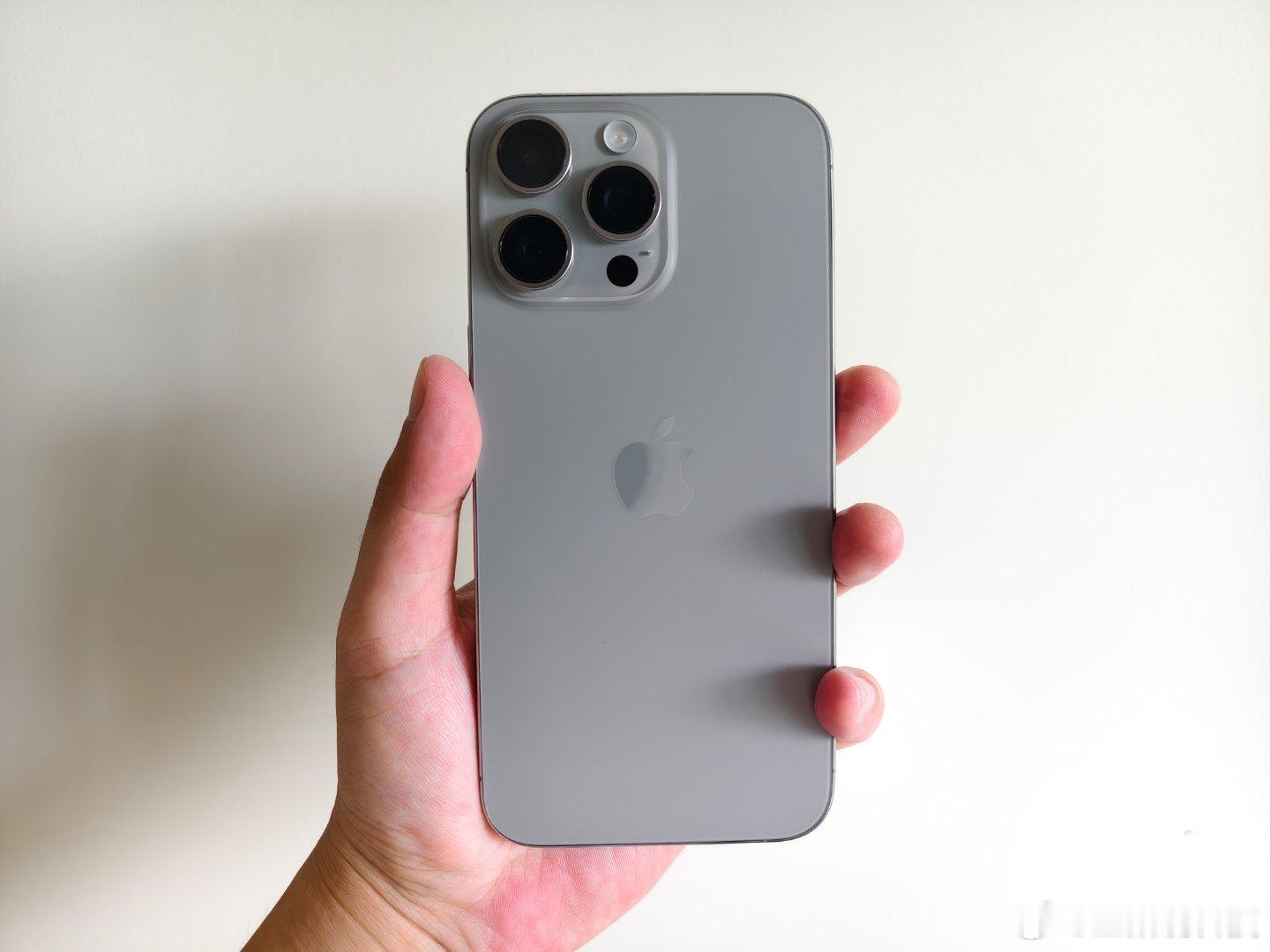 #你会为了AI换iPhone16吗# 不会，优异的性能、顶级的屏幕、更强的影像还