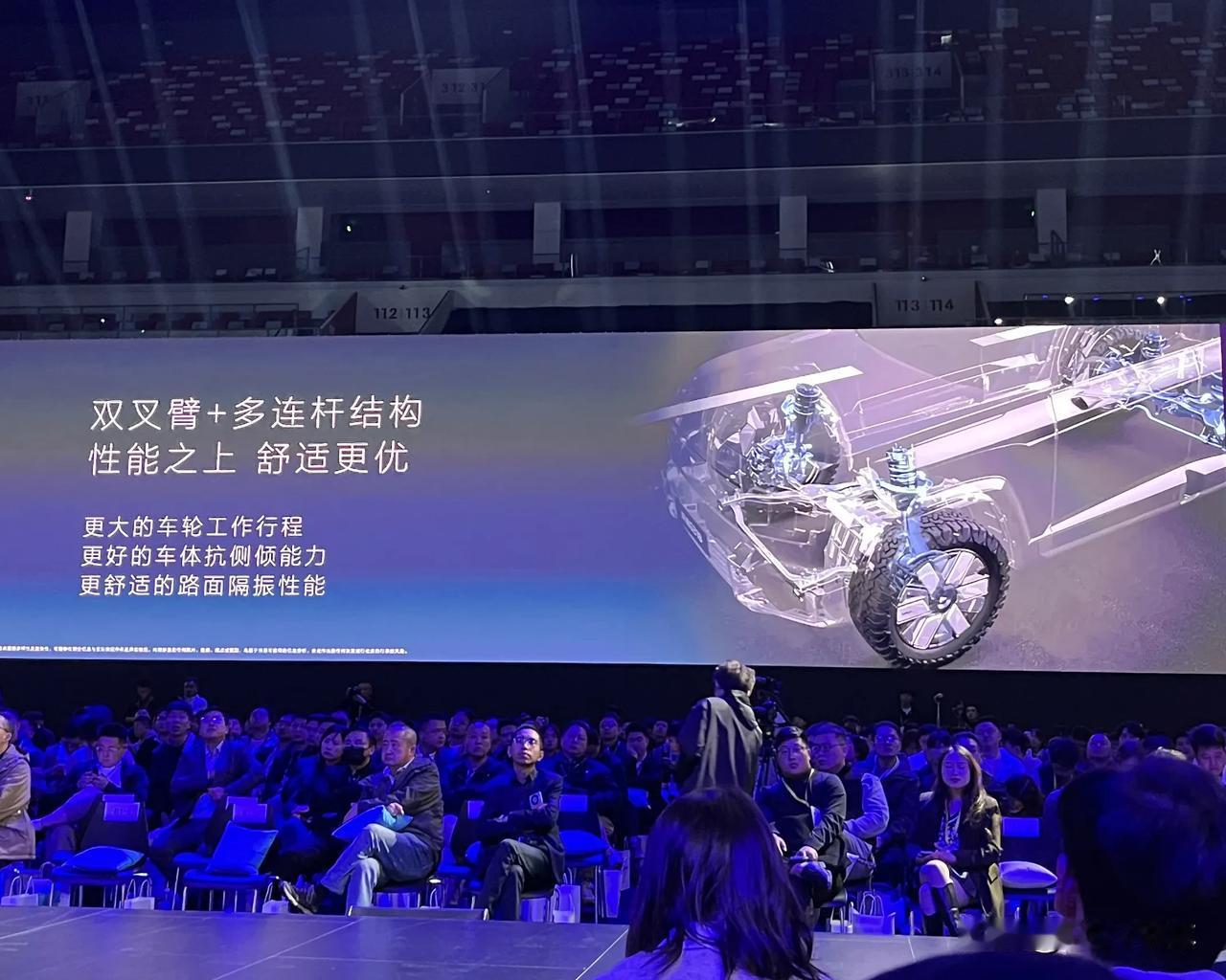 深蓝G318这次是把底盘硬件卷满了：双叉臂/空悬+CDC/主动魔毯。
官方豪言“