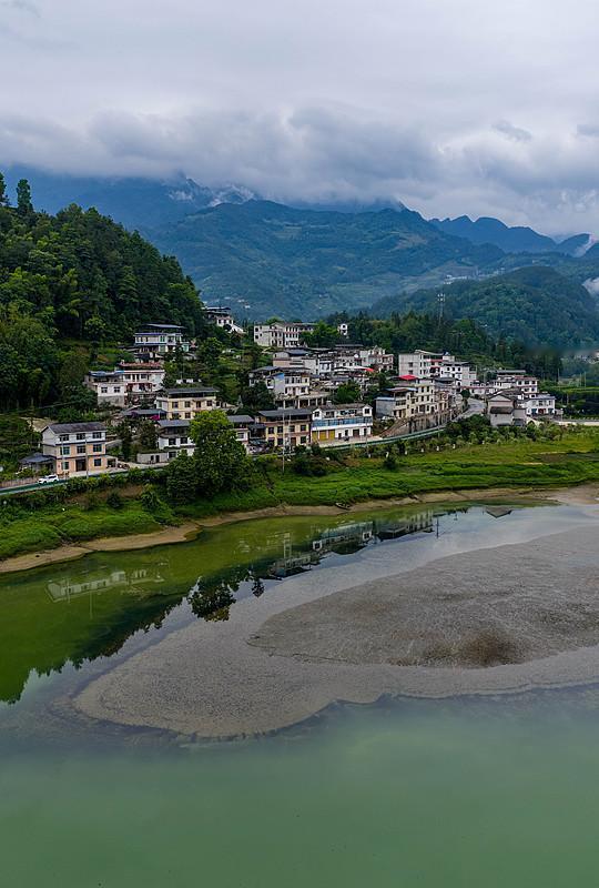 说真的，盈江完全有潜力冲一波跨境旅游核心节点的位置。
它本身就在德宏503.8公