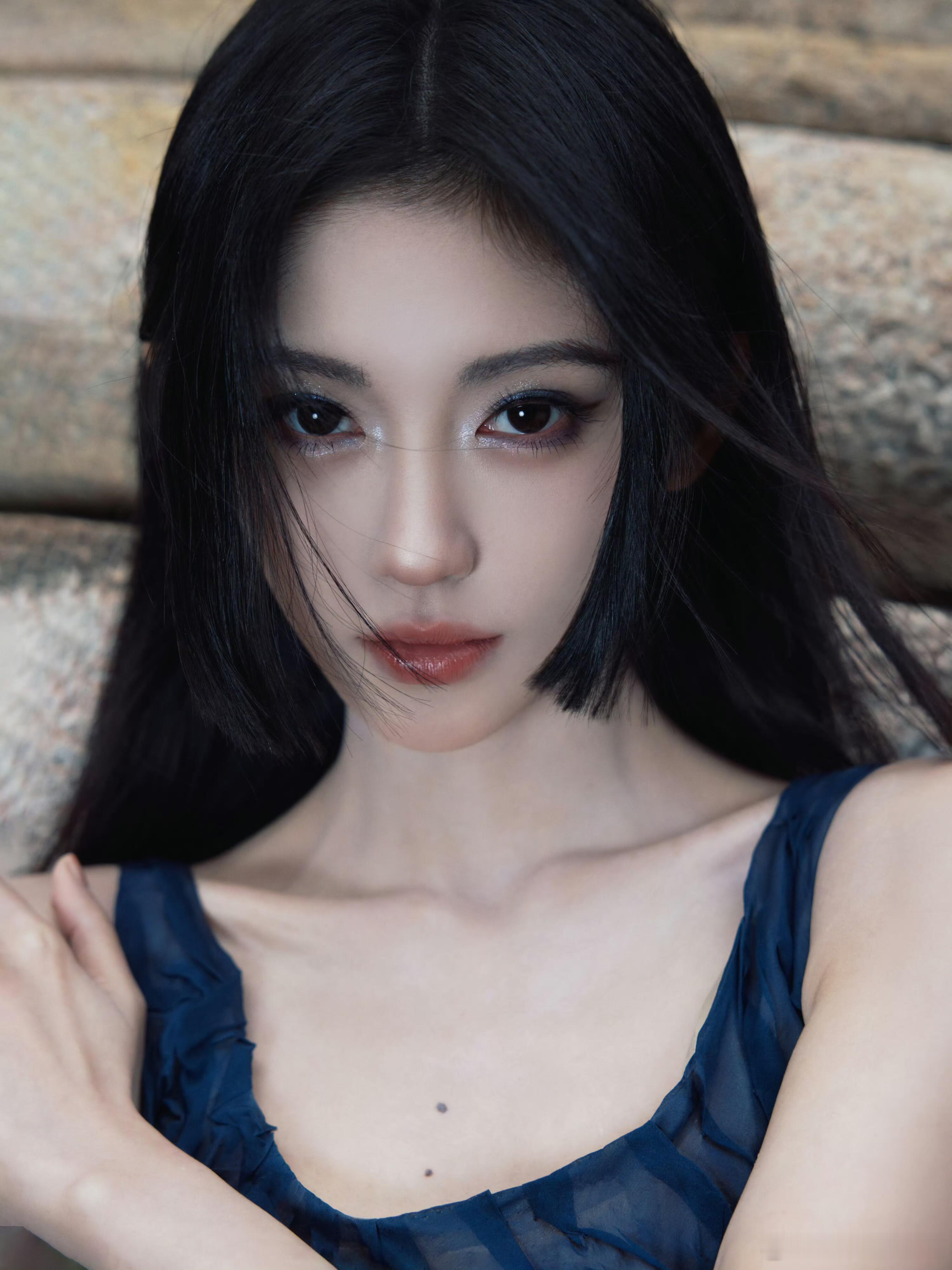 鞠婧祎这组图，是把“冷感美人”的腔调捏得太绝了吧🖤黑长直发衬得肩颈清瘦又锋利，