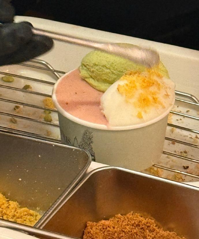 天哪，怎么会有这么好吃的冰激凌啊！刚入口那瞬间，绵密细腻的凉意直接在舌尖化开，浓