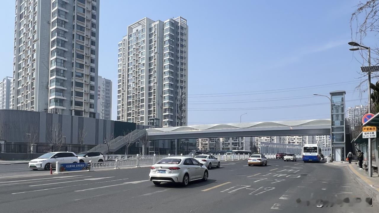 青岛双山隧道配套工程，新建延吉路，奉化路两座人行过街天桥，昨天2026年4月2日