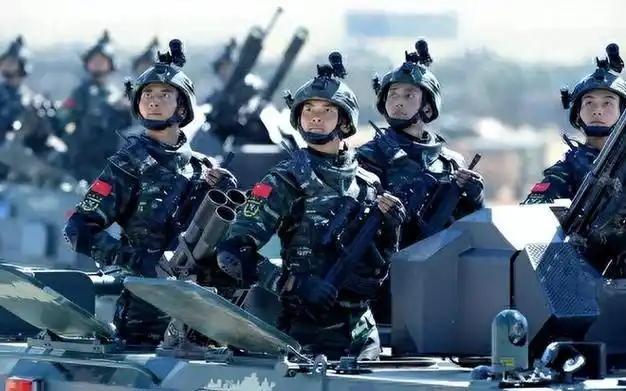 一位俄罗斯军事专家曾在接受采访时说了句大实话：中国的综合国力太强大了，美国始终不
