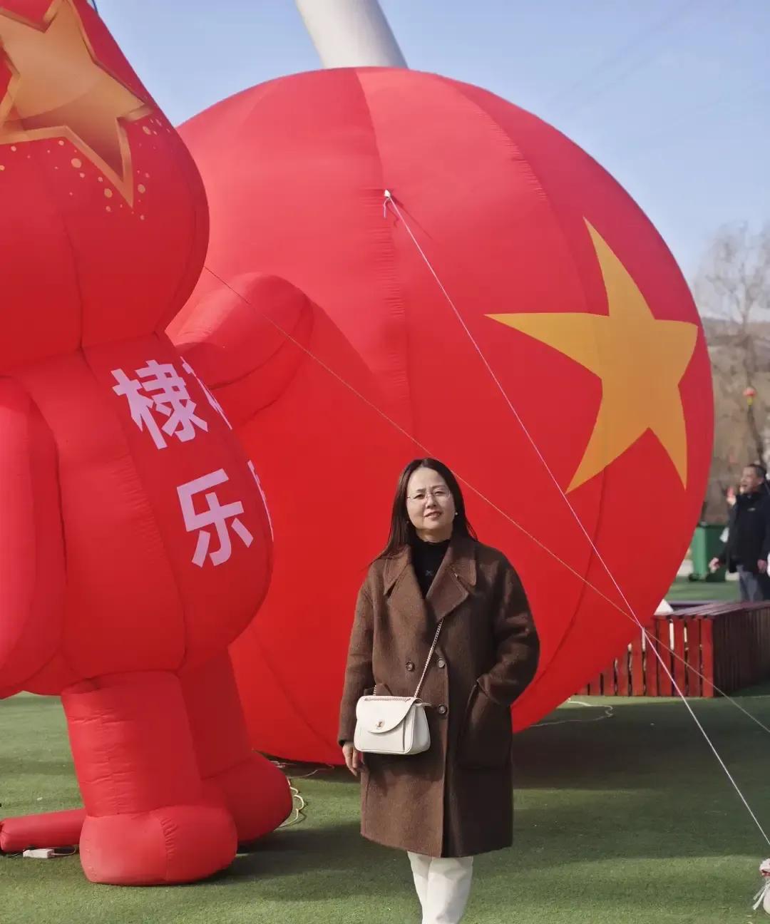 50岁姐姐花1480买了件深棕大衣，录视频穿去买菜，说宽松得劲比啥都强。
评论区