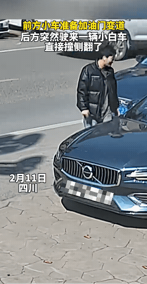 黑衣小伙子还是很幸运的，腿无大碍。
追尾的白车翻车了，成了主角，黑车司机估计心里