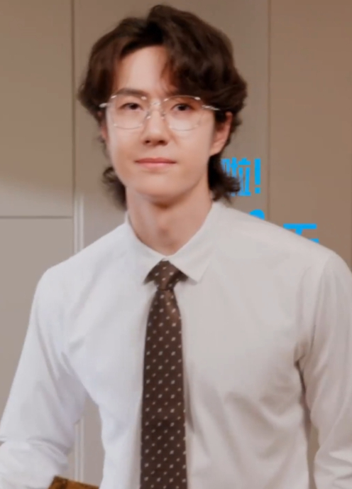 王一博衬衫领带眼镜look王一博高智感眼镜造型 王一博衬衫领带眼镜look，谁来