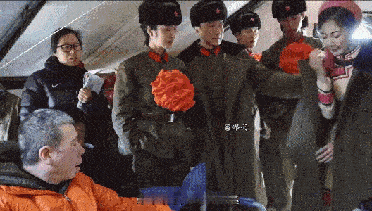 电影《芳华》拍摄时，冯小刚导演激动抓起女主角的手说“太好了”！隔着屏幕都能感受到