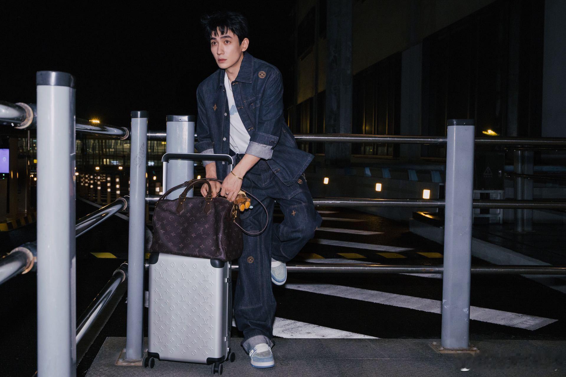 男装周朱一龙出发巴黎男装周 6月22日，路易威登（LV）品牌代言人朱一龙正式启程