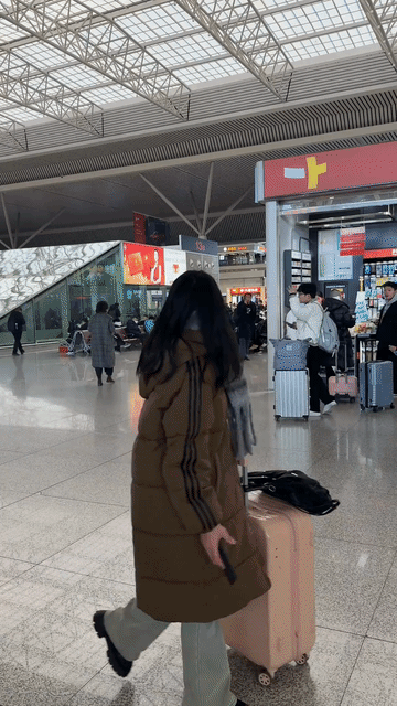 明星里也只有向佐会主动问路人:你要合影吗？
路人吃惊:哎～
向佐:来啊，一起来合