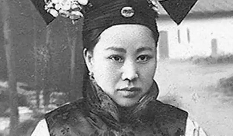 王焦氏签下乳母契约，月银二两，条件是三年不吃盐，以及永远不见自己刚出生的女儿。